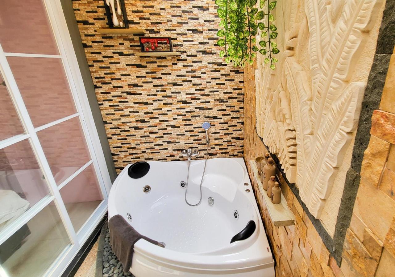 Verse Lite Hotel Gajah Mada Yakarta Exterior foto