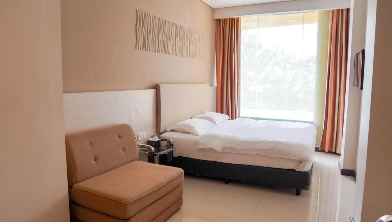 Verse Lite Hotel Gajah Mada Yakarta Exterior foto