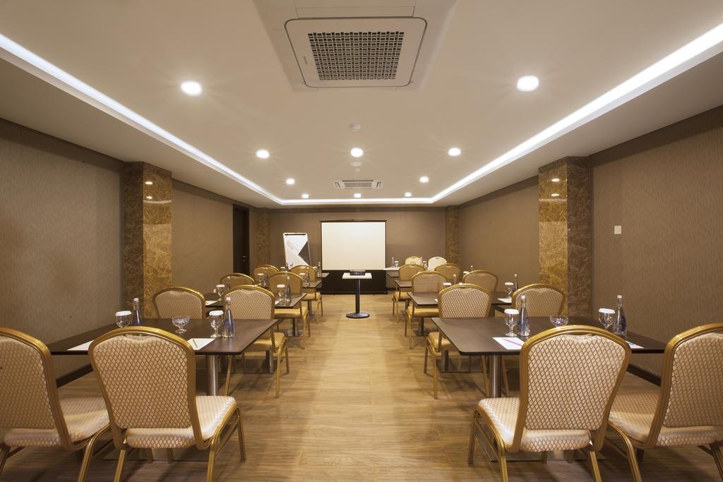 Verse Lite Hotel Gajah Mada Yakarta Exterior foto