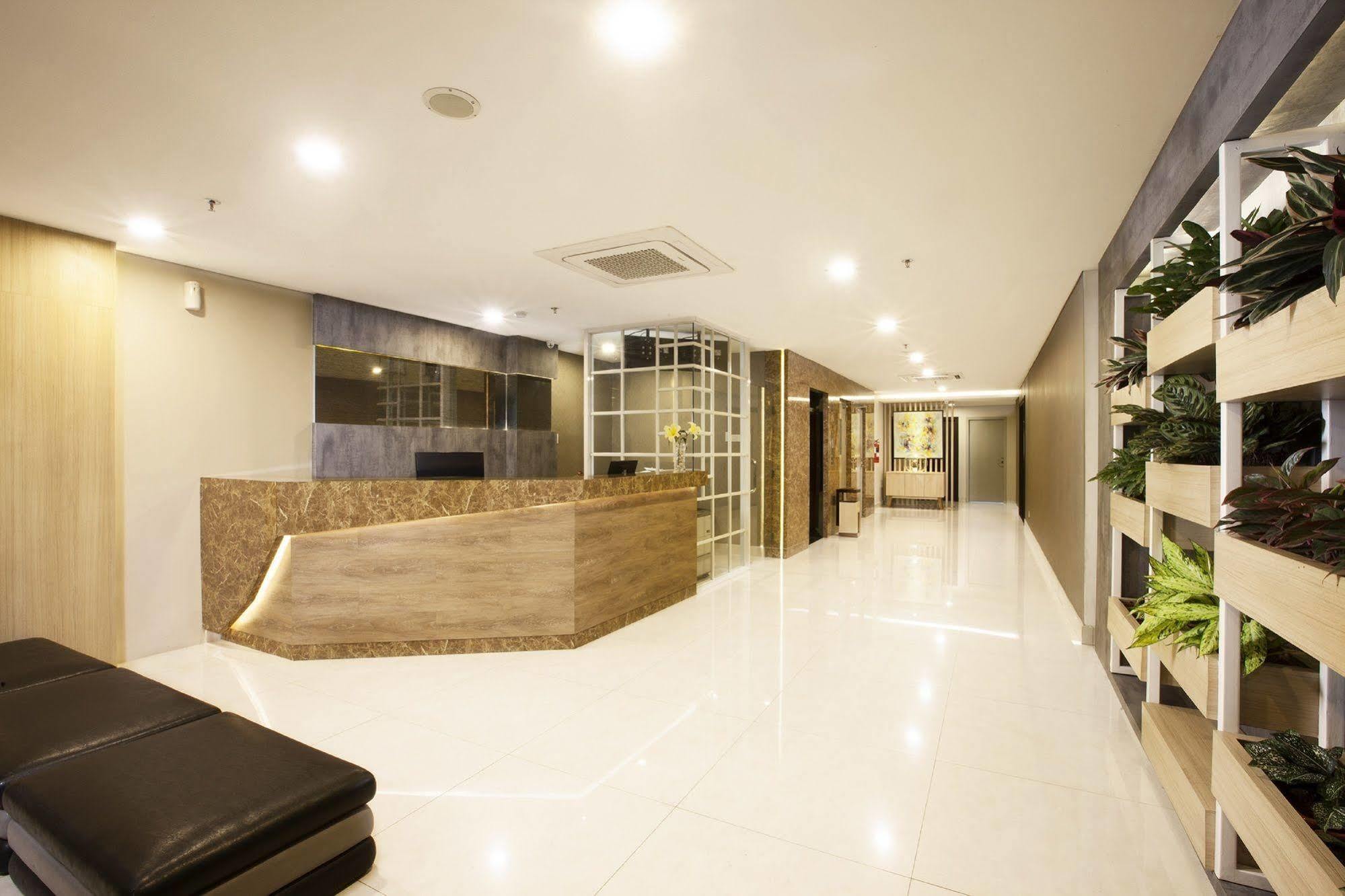 Verse Lite Hotel Gajah Mada Yakarta Exterior foto