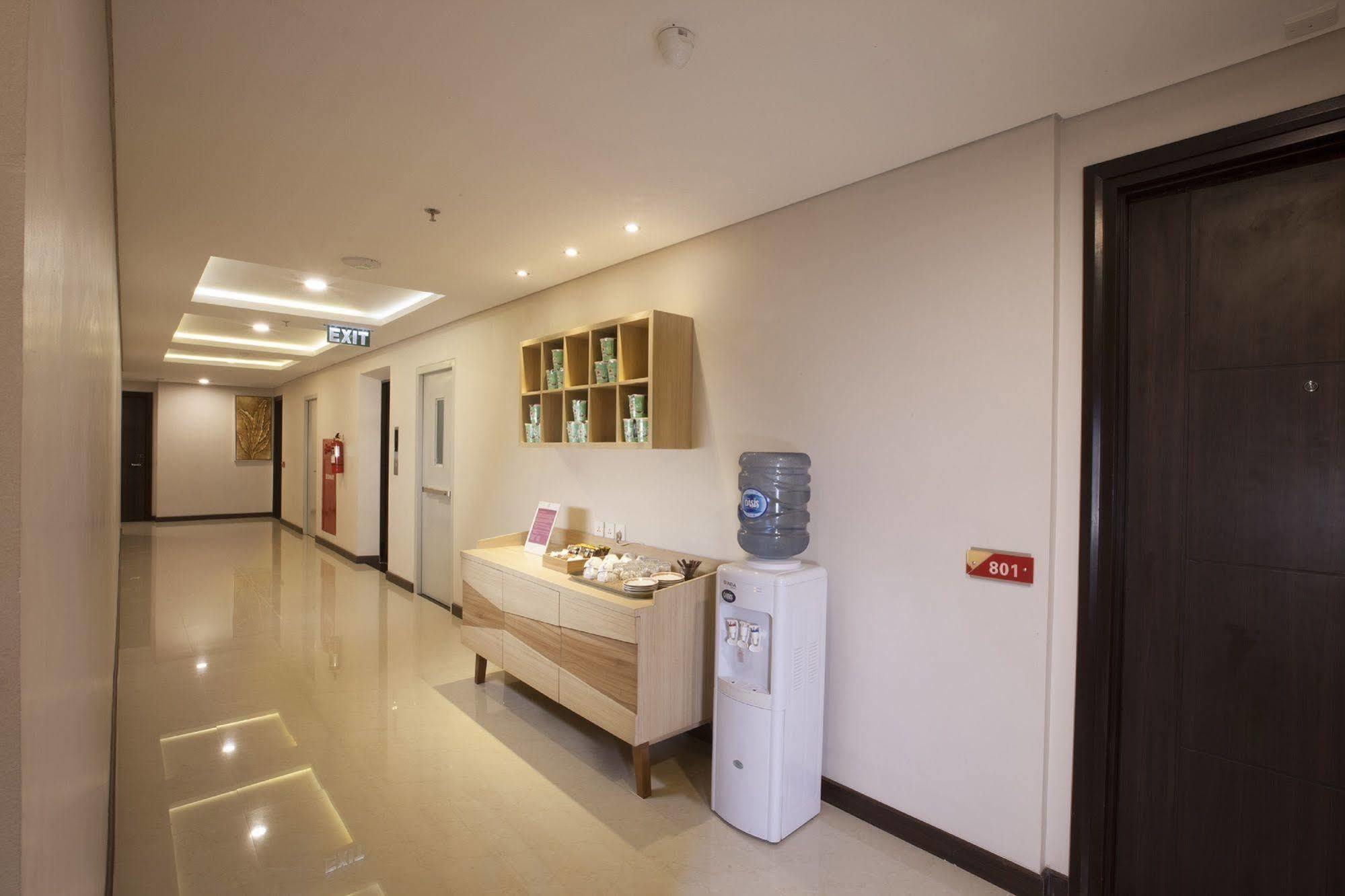 Verse Lite Hotel Gajah Mada Yakarta Exterior foto