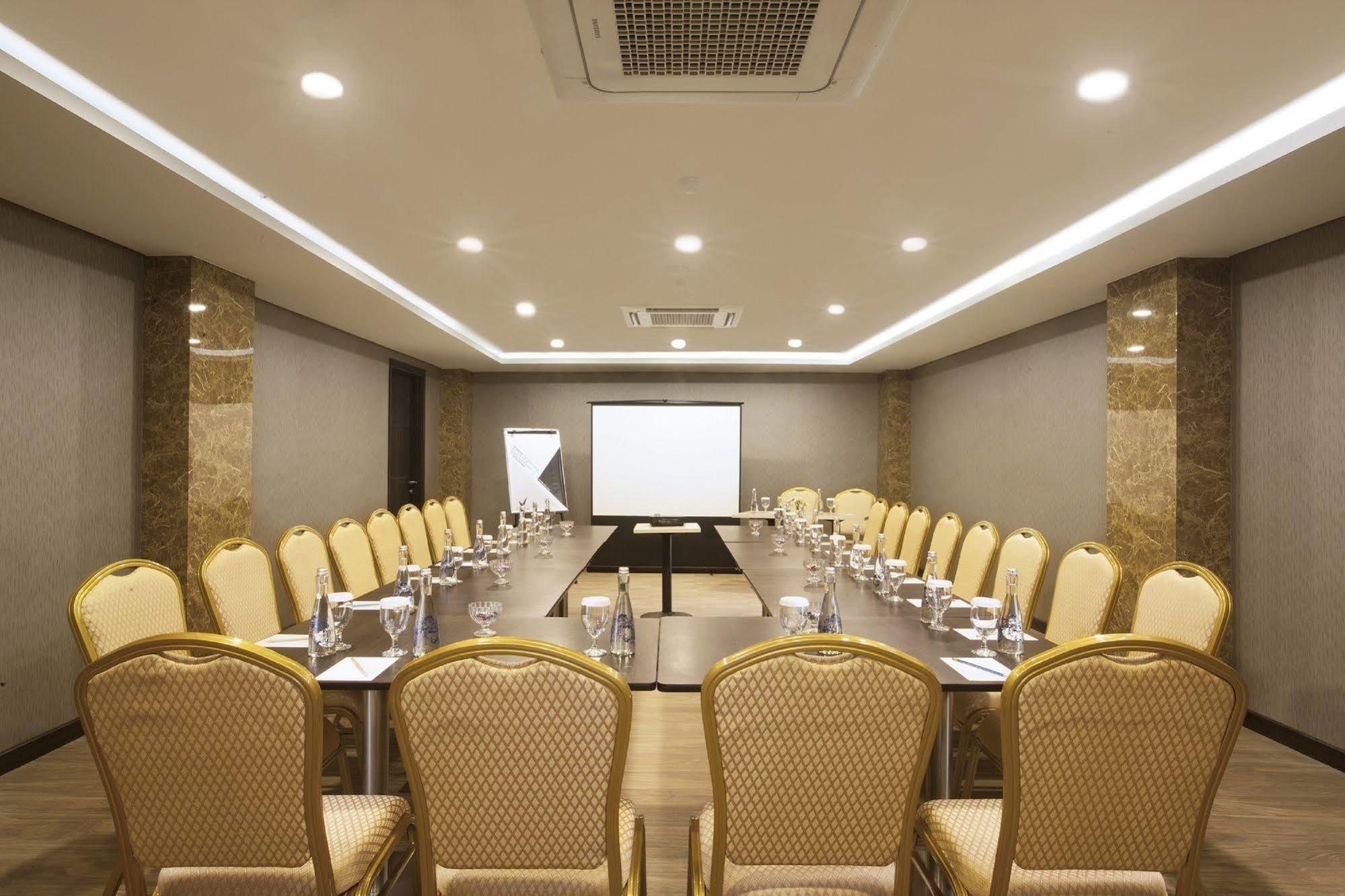 Verse Lite Hotel Gajah Mada Yakarta Exterior foto