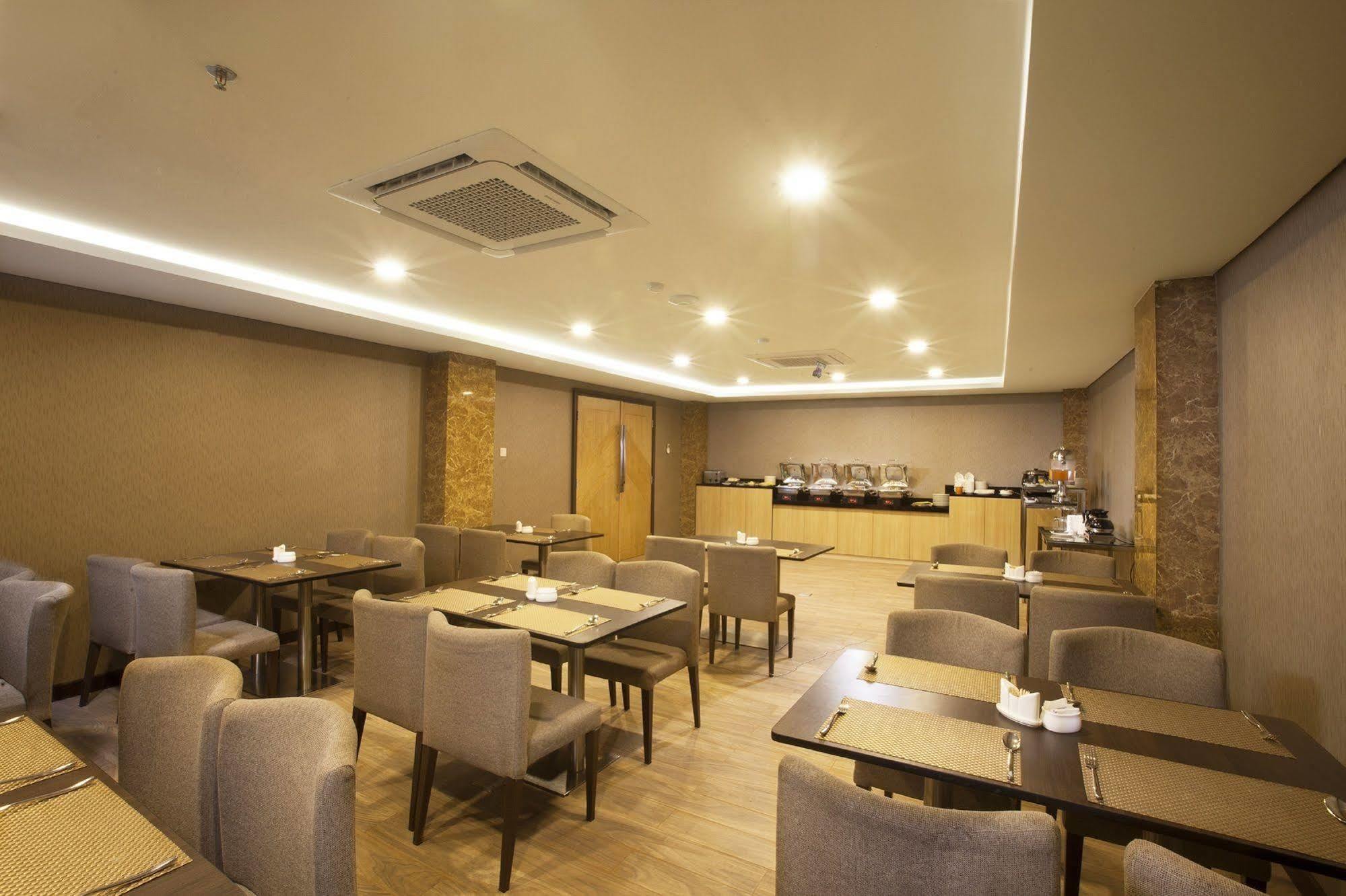 Verse Lite Hotel Gajah Mada Yakarta Exterior foto