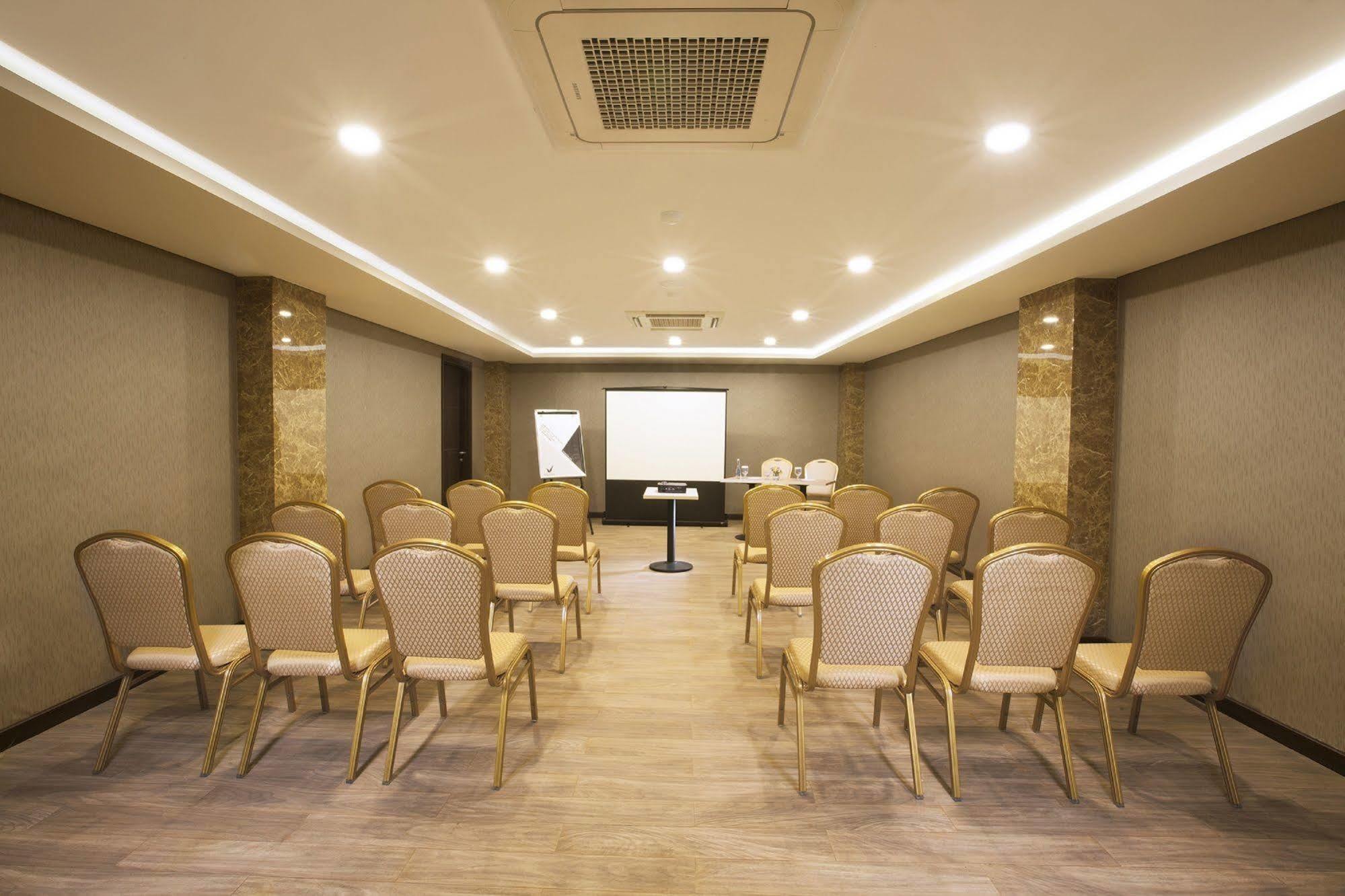 Verse Lite Hotel Gajah Mada Yakarta Exterior foto