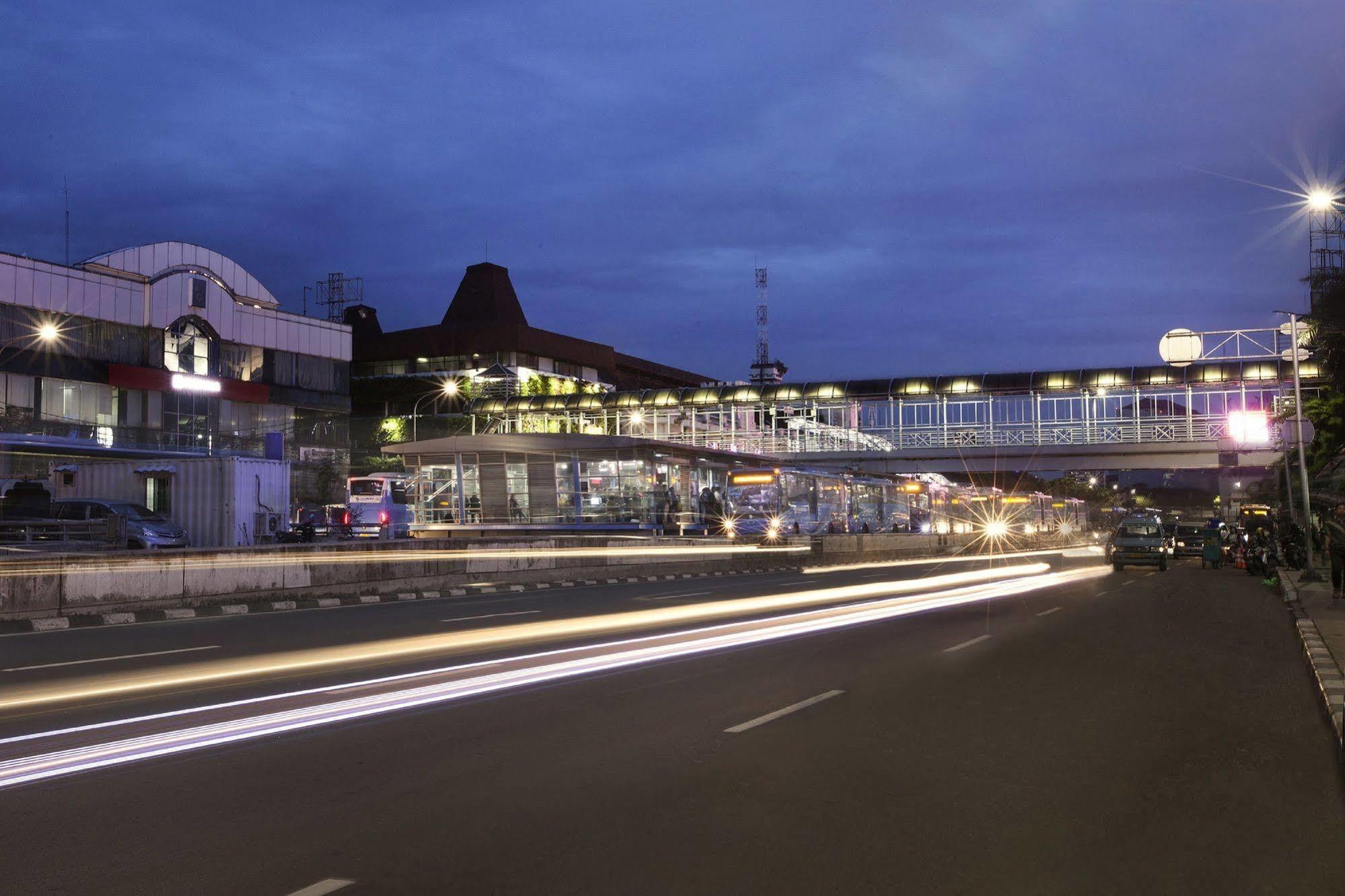 Verse Lite Hotel Gajah Mada Yakarta Exterior foto